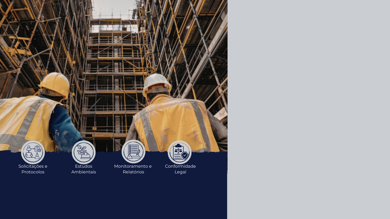 Dois profissionais da construção civil, utilizando capacetes e coletes de segurança, observam uma obra de grande porte com estruturas metálicas e andaimes. A imagem representa atividades relacionadas ao licenciamento ambiental, incluindo estudos ambientais, solicitações e protocolos, monitoramento, relatórios técnicos e conformidade legal de empreendimentos.